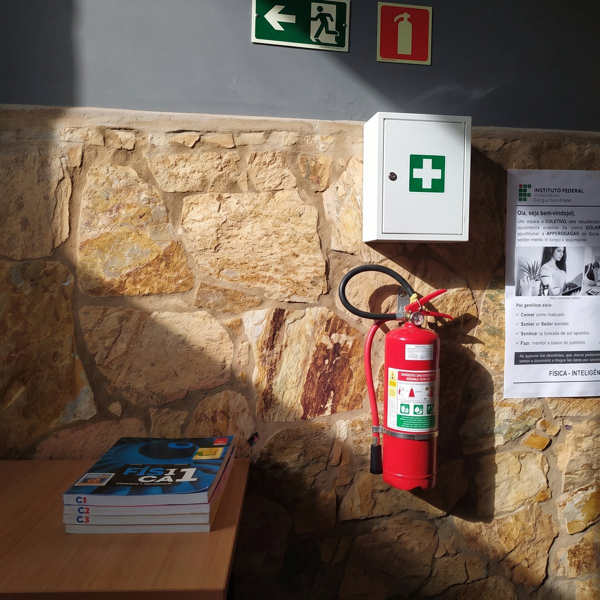 O extintor de incêndio e o kit de primeiros socorros na sala de permanência dos professores